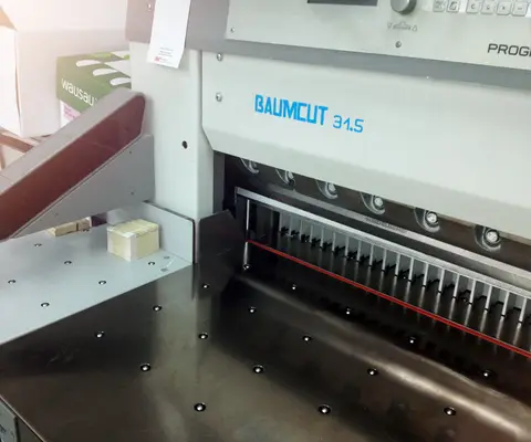 Paper cutter in the print shop